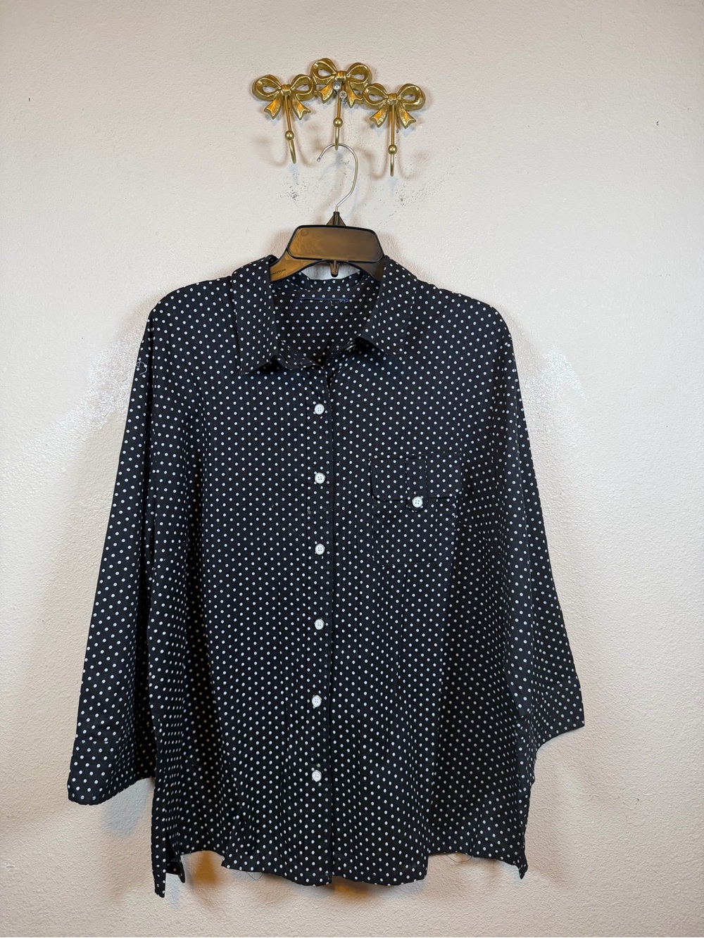 No Label Black & White Polka Dot Button-Down Shirt. Size L based on measurements
